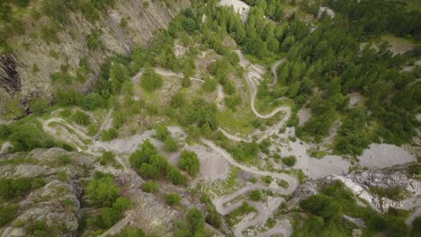 Drohnenblick-Auf-Einen-Naturpfad-In-Den-Schweizer-Alpen