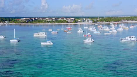 Barcos-Anclados-Flotando-En-Aguas-Turquesas-Del-Océano-De-Playa-Bavaro-En-República-Dominicana