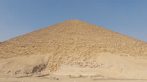 Tilt-shot-in-front-of-the-Dahshur-Red-Pyramid,-clear,-sunny-day-in-Cairo,-Egypt