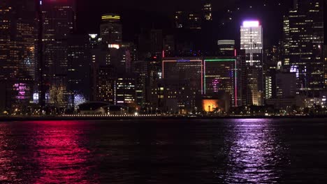 Symphonie-Der-Lichter-Im-Hafen-Von-Victoria-In-Hongkong-Mit-Sternfähre-Bei-Nacht