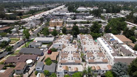 Condos,-homes,-apartments-and-office-buildings-in-Burbank,-California-along-route-134-Freeway---aerial-flyover