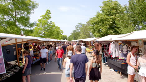 Berühmter-Flohmarkt-Im-Mauerpark-Von-Berlin-Mit-Vielen-Künstlern-Im-Sommer
