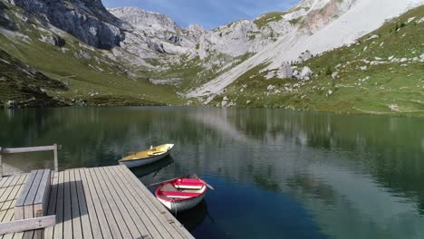 Lago-De-Montaña-En-Suiza.-Lago-De-Montaña.-Bote-De-Remos-En-El-Lago-De-La-Montaña