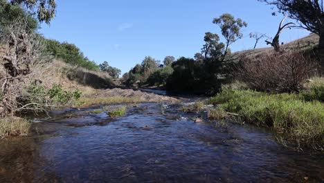 Eine-Breite-Aufnahme-Des-Gebrochenen-Flusses,-Der-Durch-Landwirtschaftliche-Flächen-In-Victoria-Australien-Fließt