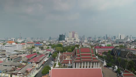 Toma-De-Paisaje-Urbano-De-4k-De-Una-Vista-Panorámica-De-Bangkok,-Tailandia-En-Un-Día-Soleado,-Desde-La-Parte-Superior-Del-Templo-Del-Monte-Dorado
