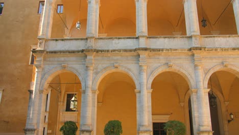 Vista-De-Los-Arcos-Del-Palazzo-Venezia-En-Roma,-Italia---Gran-Plano