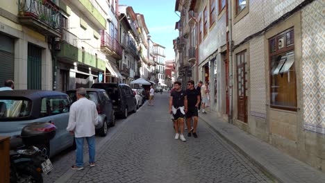 Portugiesische-Leute,-Die-In-Den-Engen-Straßen-Des-Viertels-Vila-Nova-De-Gaia-Spazieren