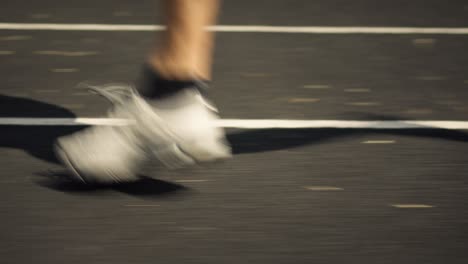 Sportlerfüße-Laufen-Abends-Im-Sprint