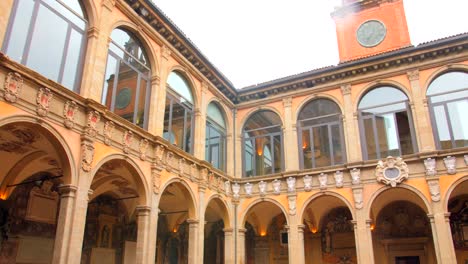 Schwenken-Durch-Kolonnaden-Und-Glasfenster-An-Der-Fassade-Des-Archiginnasio-Von-Bologna-In-Bologna,-Italien
