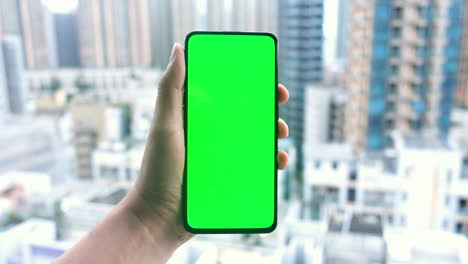 Männliche-Hände-Mit-Smartphone-Mit-Grünem-Bildschirm