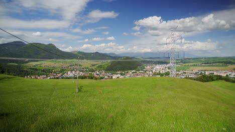 Grüne-Wiesen-Mit-Der-Stadt-Ruzomberok-Im-Hintergrund-Auf-Der-Sommerbrise-In-Der-Slowakei