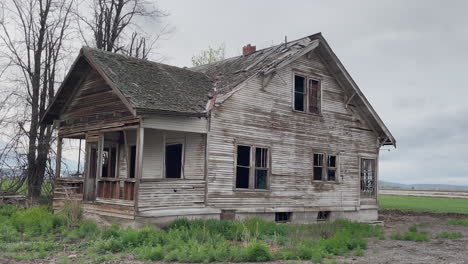 Creepy-run-down-abandoned-house-in-a-field