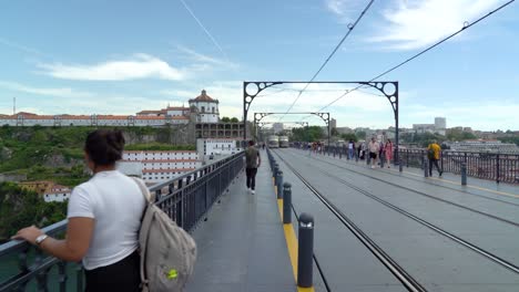 Two-Trams-Passes-Each-Other-on-Dom-Luís-I-Bridge