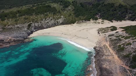 Una-Playa-Muy-Hermosa-En-La-Isla-De-Mallorca,-España