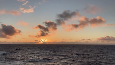 Atemberaubender-Bunter-Sonnenuntergang-über-Dem-Meereshorizont-Ohne-Land,-Niemand