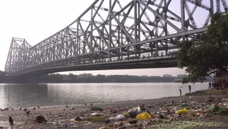 Garbage-dumped-in-the-river-Ganges-accumulates-on-the-banks-of-the-river-at-low-tide