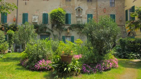 Typical-Green-Courtyard-Garden-Landscape-On-A-Sunny-Day-In-Northern-Italy