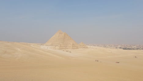 Complejo-Piramidal-De-Giza-En-Egipto-Desde-Lejos