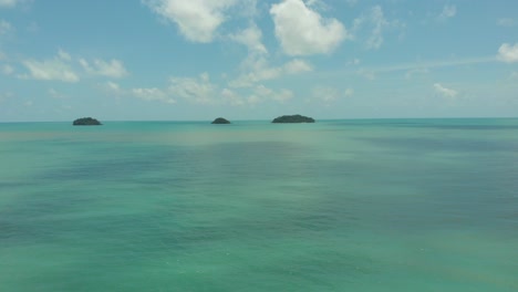 Wunderschönes-Kristallblaues-Meer-Mit-Kleinen-Inseln-Vor-Der-Küste-Von-Kho-Chang,-Thailand