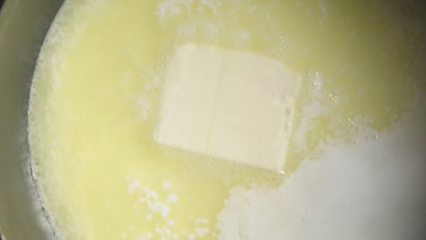 Ein-Butterwürfel,-Der-In-Einem-Topf-Schmilzt