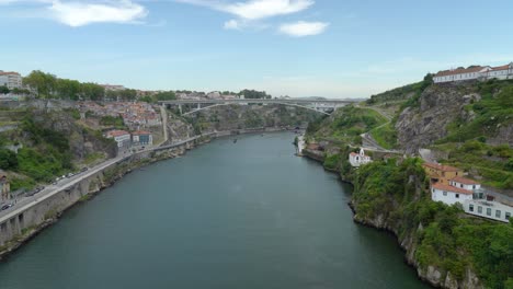 Puente-Que-Se-Extiende-Sobre-El-Río-Douro-Entre-Las-Ciudades-De-Porto-Y-Vila-Nova-De-Gaia-En-Portugal
