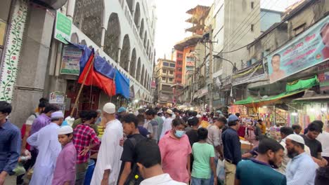 Pov,-Vorbei-An-Dem-Geschäftigen-Geschäftigen-Straßenmarkt-In-Dhaka