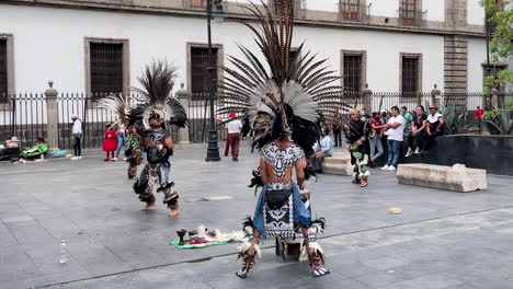 Toma-Frontal-En-Cámara-Lenta-De-La-Danza-De-La-Lluvia-Azteca-Frente-Al-Palacio-Nacional