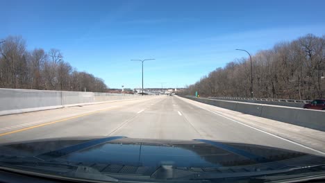 Pov-Während-Der-Fahrt-Nach-Westen-Auf-Der-Interstate-74-In-Illinois-In-Richtung-Des-Mississippi-River-Und-Der-Iowa-Illinois-Memorial-Bridge