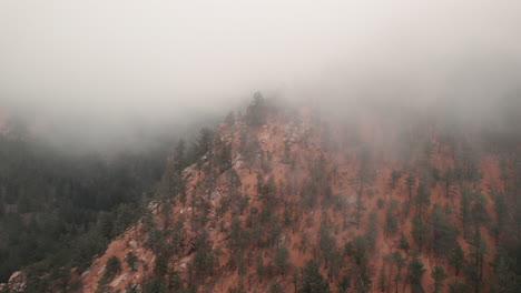 Nebel-Rollt-über-Den-Felsigen-Gipfel-Mit-Vereinzelten-Immergrünen-Bäumen-über-Der-Cheyenne-Schlucht