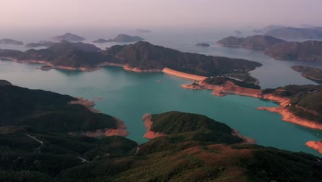 High-Island-Reservoir-East-Dam-Im-Globalen-Geopark-Sai-Kung-Hong-Kong,-Ist-Eine-Seltene-Vulkanische-Sechseckige-Felssäule,-Wunderschöne-Landschaft,-Wanderwege,-Strände-Und-Inseln,-Geologische-Formationen,-Meeresbucht