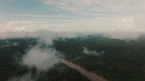 Luftpanoramablick-Auf-Wolken,-Die-An-Sonnigen-Tagen-In-Peru-über-Dem-Amazonas-Regenwald-Und-Dem-Fluss-Schweben