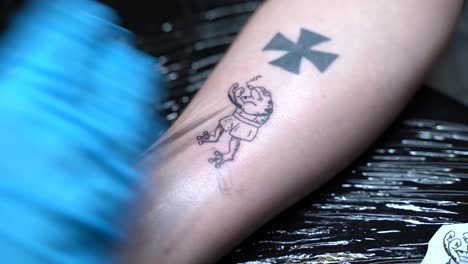 El-Artista-Del-Tatuaje-Está-Haciendo-Un-Tatuaje-En-La-Mano-Del-Hombre