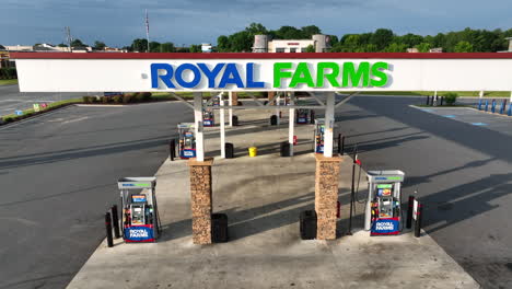 Royal-Farms-rising-aerial-of-gasoline-convenience-station-store
