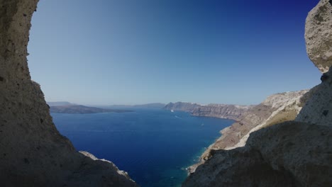 Rundgang-Durch-Das-Herz-Der-Höhle-Von-Santorini,-Blick-Auf-Die-Klippen,-Griechenland