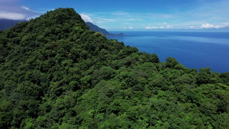 Fliegen-Sie-über-Einen-üppigen-Tropischen-Bergrücken,-Um-Die-Wunderschöne-Ostküste-Taiwans-Zu-Enthüllen