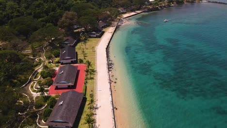 Küstenansicht-Resort-Strandhotels-Blaues-Wasser-Berge-Hügel-Grande-Island-Subic-Aerial-Push-In-Tilt-up