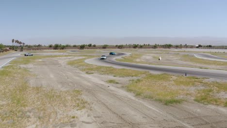 Eine-Drohne-Nimmt-Luftaufnahmen-Mehrerer-Autos-Auf,-Die-Auf-Den-Straßen-Von-Palm-Springs-Valley,-Kalifornien,-In-Der-Nähe-Von-Los-Angeles,-Usa,-Fahren