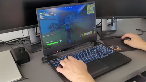 Playing-and-loosing-in-Fortnite-on-a-gaming-laptop