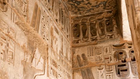 Detail-of-ancient-Egyptian-hieroglyphs-on-a-wall,-Habu-Temple,-Luxor,-Egypt