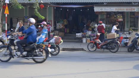 Motorcycle-traffic-on-streets-of-Thao-Dien-market,-Ho-Chi-Minh-City
