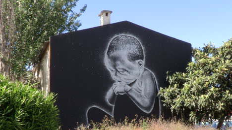 Una-Pequeña-Casa-Con-Hermosos-Graffitis,-En-Bairro-Padre-Cruz,-En-Las-Afueras-De-Lisboa