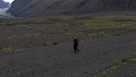 Mann-In-Island-Drohne-Kreist-In-Der-Nähe-Des-Gletschers