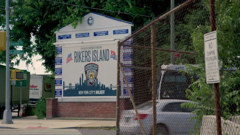 Rikers-Island-Gefängnisschild-Mit-Vorbeifahrendem-NYC-Bus