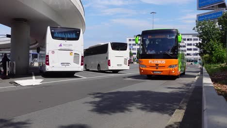 Autobús-Que-Llega-A-La-Terminal-De-Autobuses-De-Larga-Distancia-De-Frankfurt