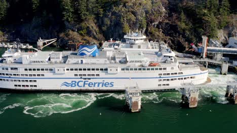 Ferry-De-Lujo-Que-Atraca-En-La-Terminal-Marítima-De-Pasajeros-De-Bc-Ferries-En-La-Bahía-De-Herradura,-Columbia-Británica,-Oeste-De-Vancouver,-Canadá