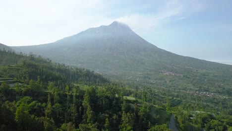 Volcán-Merapi-Con-Vista-Rural-De-La-Plantación-Que-Plantó-Brócoli,-Repollo,-Papas-Y-Cebollas-Verdes,-Java-Central,-Indonesia
