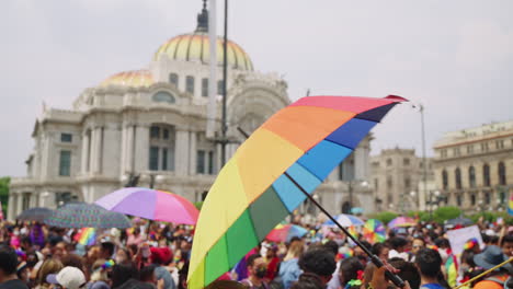 Großer-Regenbogenfarbener-Regenschirm,-Der-Am-25.-Juni-2022-Bei-Der-Pride-Parade-Vor-Dem-Palacio-De-Bellas-Artes-In-Mexiko-Stadt-Geschwungen-Wird