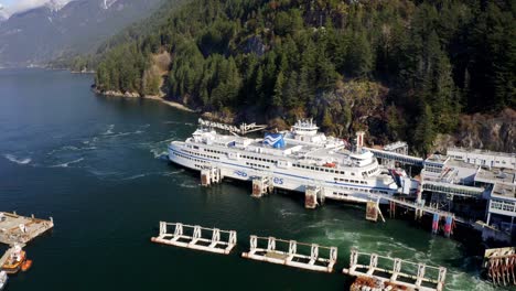 BC-Schiff-Angedockt-Im-Kaibereich-Des-Horseshoe-Bay-Terminals,-Umgeben-Von-Smaragdgrünem-Wasser-In-British-Columbia,-West-Vancouver,-Kanada