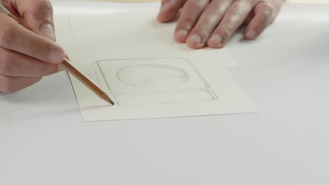 Der-Designer-Zeichnet-Mit-Einem-Bleistift-Eine-Skizze-Eines-Parfümflakons---Der-Prozess-Des-Verpackungsdesigns