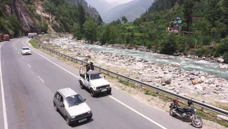 Drone-Aéreo-Disparó-Un-Coche-Gitano-Estacionado-Al-Lado-De-Una-Carretera-Del-Himalaya-Que-Conduce-A-Manali-En-Himachal-Pradesh,-India